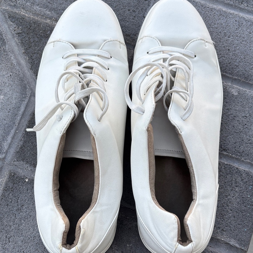 Mens white shoe